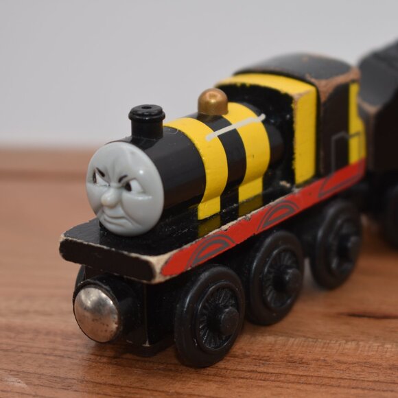 Busy As a Bee James and Tender Thomas & Friends Wooden Railway Engine 2003 Train - Picture 7 of 10